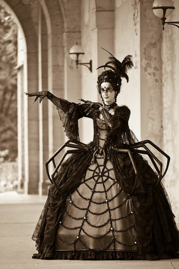 spinnenfrau schwarzes kostüm
