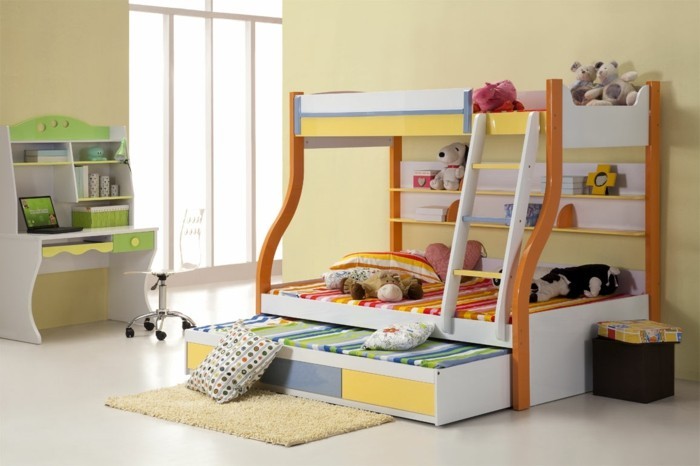 kinderzimmer einrichten kinderbett ausziehbar etagenbett schreibtisch bürostuhl kuscheltiere