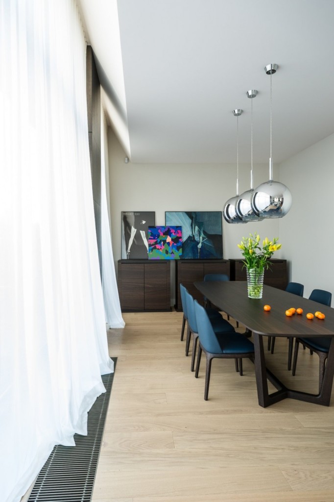 Apartment Warschau Zentrum luxuriös weiß Sofa Couch Lampe geräumig zeitlos Bilder  