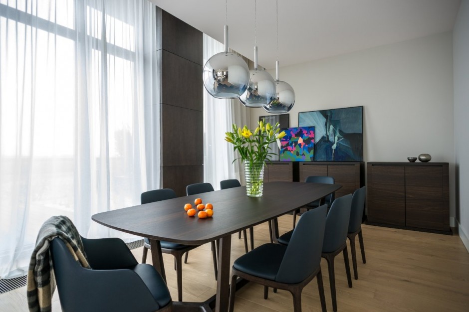 Apartment Warschau Zentrum luxuriös weiß Sofa Couch Lampe geräumig Bilder Blumen