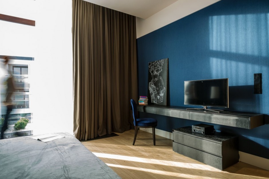 Apartment Warschau Zentrum luxuriös weiß Sofa Couch Lampe geräumig zeitlos Schlafzimmer