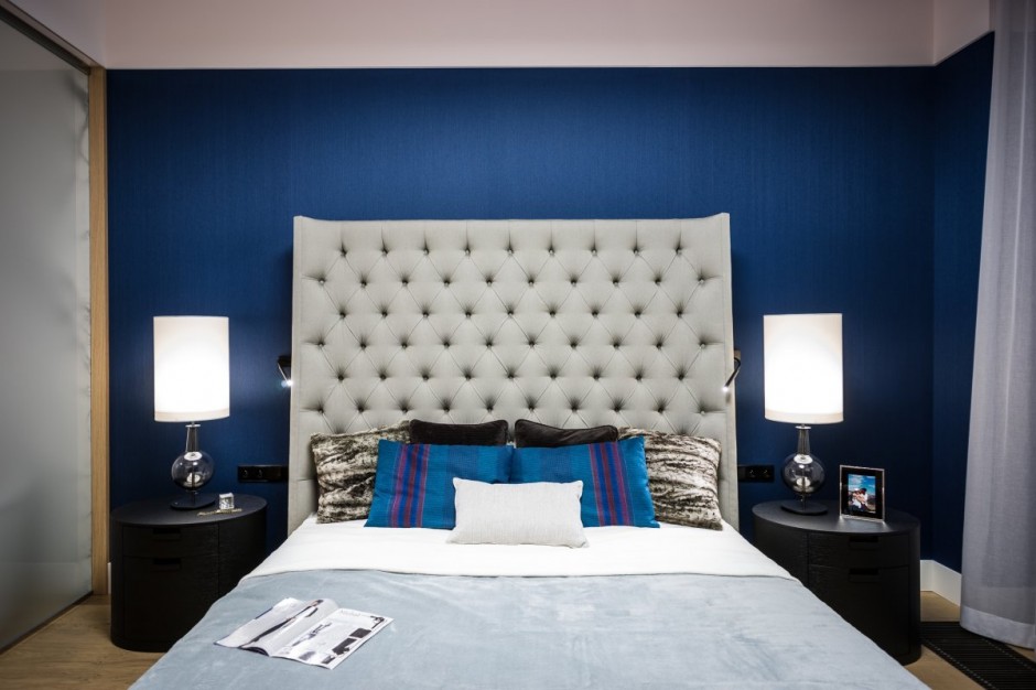 Apartment Warschau Zentrum luxuriös weiß Sofa Couch Lampe geräumig zeitlos Schlafzimmer blau
