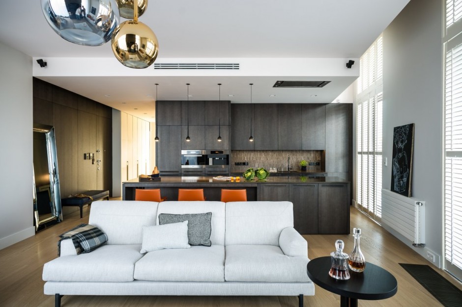 Apartment Warschau Zentrum luxuriös weiß Sofa Couch Lampe geräumig zeitlos Wohnzimmer 5