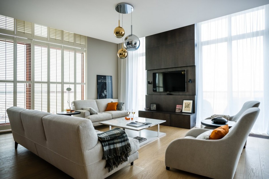 Apartment Warschau Zentrum luxuriös weiß Sofa Couch Lampe geräumig 