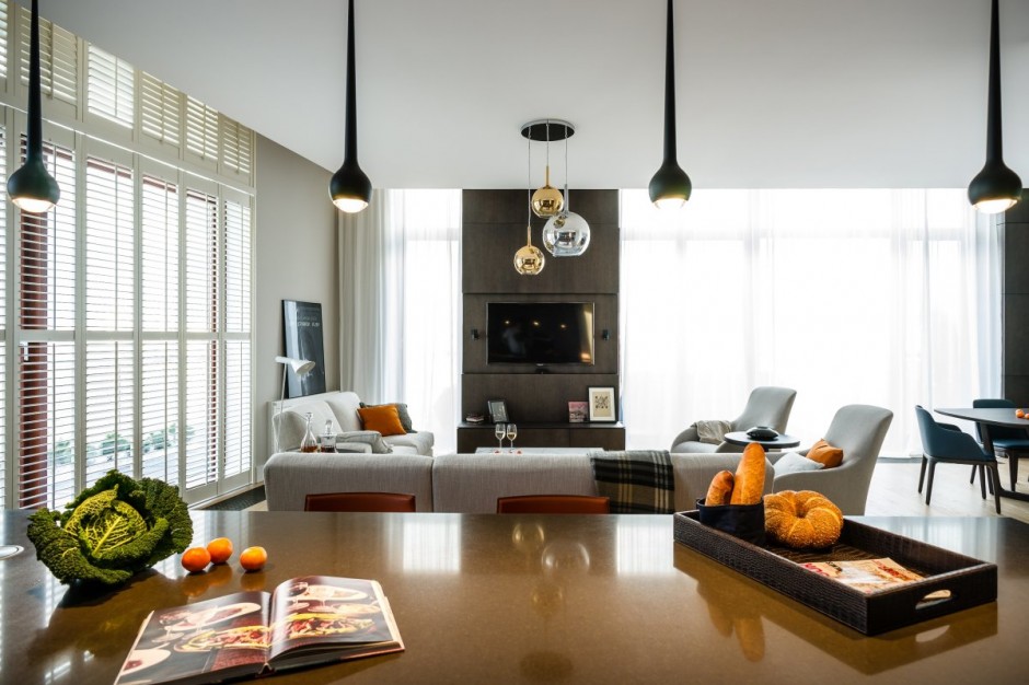 Apartment Warschau Zentrum luxuriös weiß Sofa Couch Lampe geräumig zeitlos 