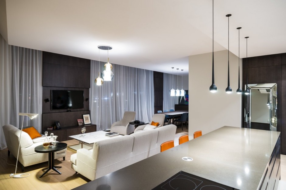 Apartment Warschau Zentrum luxuriös weiß Sofa Couch Lampe 