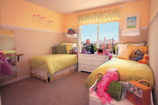Kinderzimmer Idee Blume  rosa gelb Betten