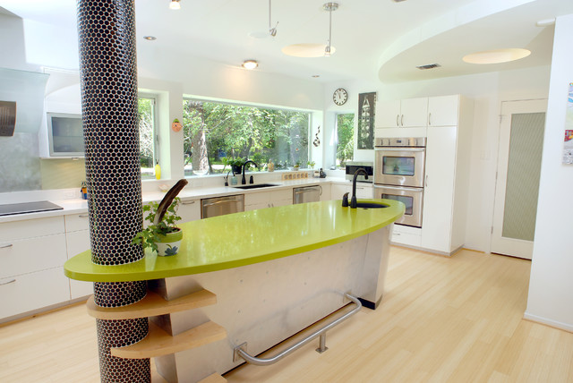 Küche Balken Holz Tisch Stuhl Wand  Design weiß luxuriös grün