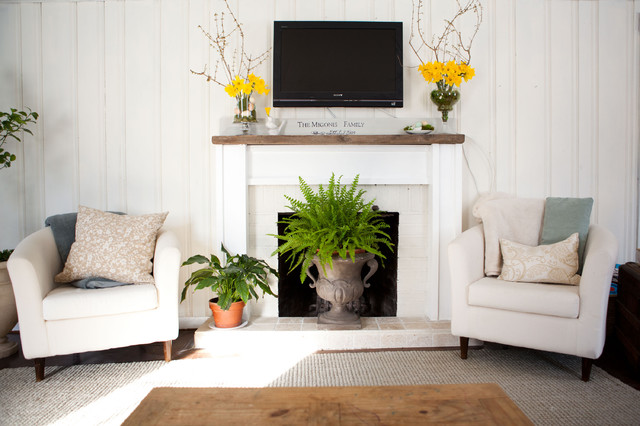 Wohnzimmer jede Jahreszeit Kaminsims  Idee Dekoration Sofas Pflanze grün weiß 