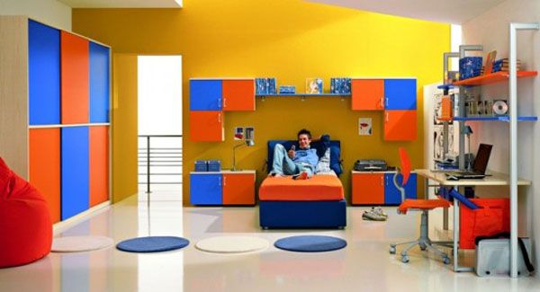 bunt blau gelb orange rot Bett Zimmer Jugendlicher Mann Teenager Design Regale  