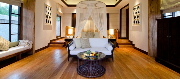 luxuriöse Villa  Qatar prächtig  Marmorsäulen Gold Kronleuchter Innendesign Obst 