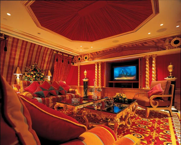 luxuriöse Villa  Qatar prächtig  Marmorsäulen Gold Kronleuchter orange
