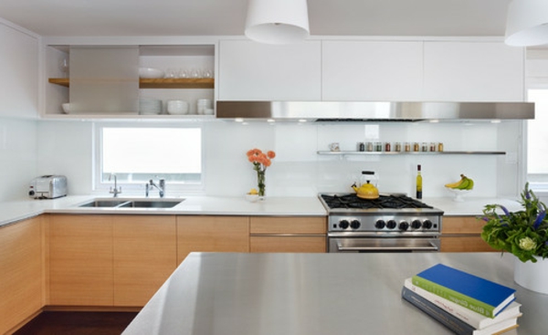 minimalistische Küche Platte hell bücher