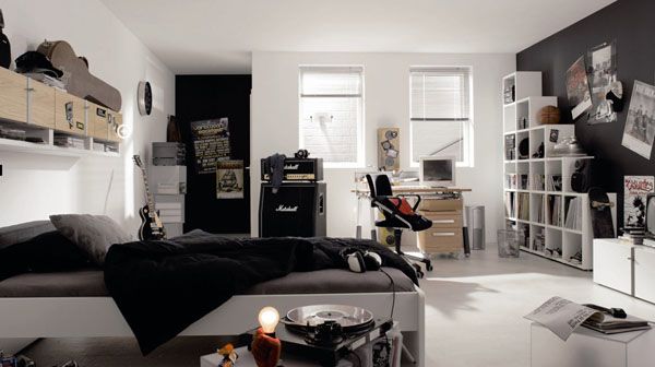 schwarz weiß Gitarre  Screibtisch Stuhl Poster Bett Lampe Zimmer Jugendlicher Mann Teenager Design Regale  Fenster Idee