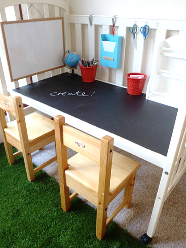 DIY Schreibtisch schwarz Tafel Holzstuhl