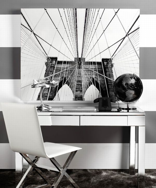 Kunstwerk weiß Stuhl grau Schreibtisch