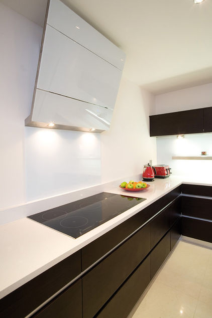 Küche weiß modern schwarz Kochherd