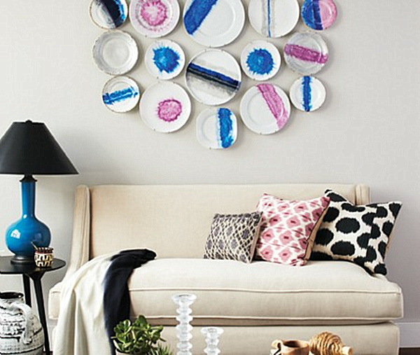 Porcellanplatten Wand weiß Couch gemustert Kisschen Lampe