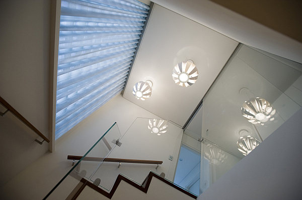 Treppen weiß modern Glas versteckte Küchen