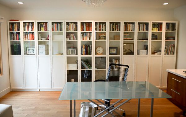 bücher regale mit glas türen home office büro glas tischplatte