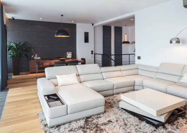 elegantes interieur für penthouse apartment weiße sitzmöbel aus leder