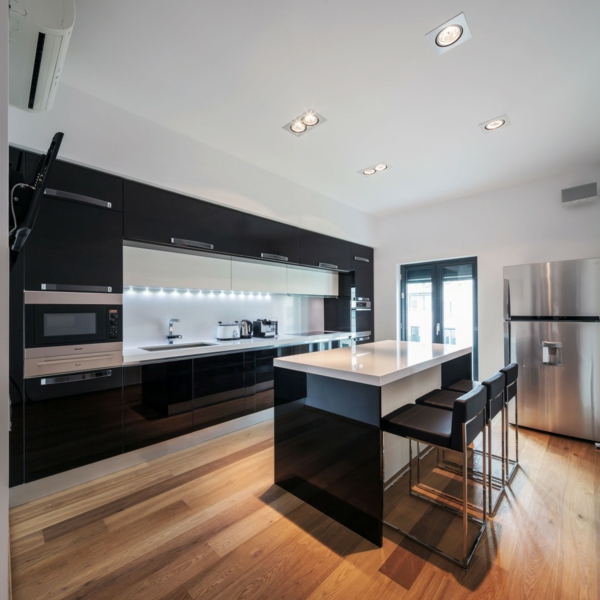 elegantes interieur für penthouse glänzende flächen kücheninsel