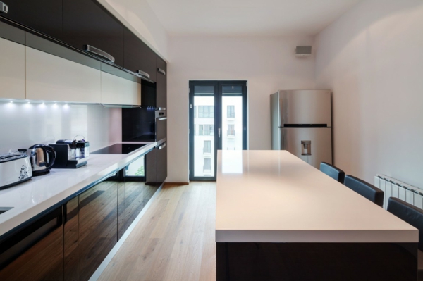 elegantes interieur penthouse küchen insel weiß
