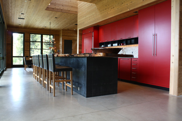 gegenwärtig Küche rot Wand Holzdecke