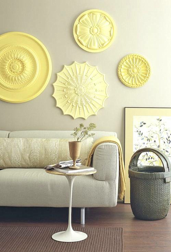 gelb Figuren Wand weiß  Couch  Korb Tisch