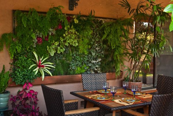 grüne living wall installationen romantische essecke bunte pflanzen