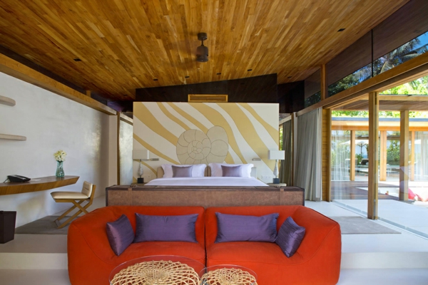 lila Kisschen orange Couch Holzdecke Bild