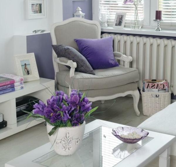 lila kissen wohnzimmer weiß sofa Möbel im Ferienhaus