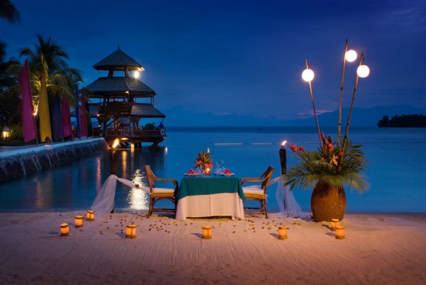 malerisch  romantisch  Ort inspirieren Kerzenlicht Sonnenuntergang  Meer Sand Blumen 