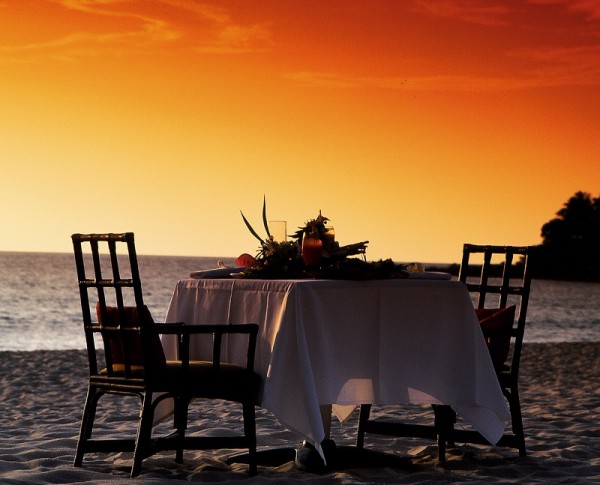 malerisch  romantisch  Ort inspirieren Kerzenlicht Sonnenuntergang  Meer Sand Blumen Muscheln Idee orange 