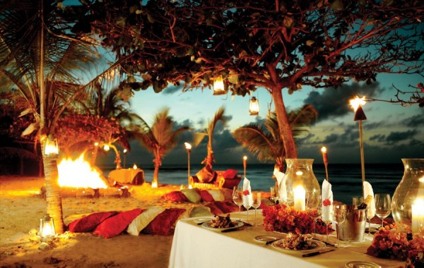 malerisch  romantisch  Ort inspirieren Kerzenlicht Sonnenuntergang  Meer Sand Blumen Muscheln