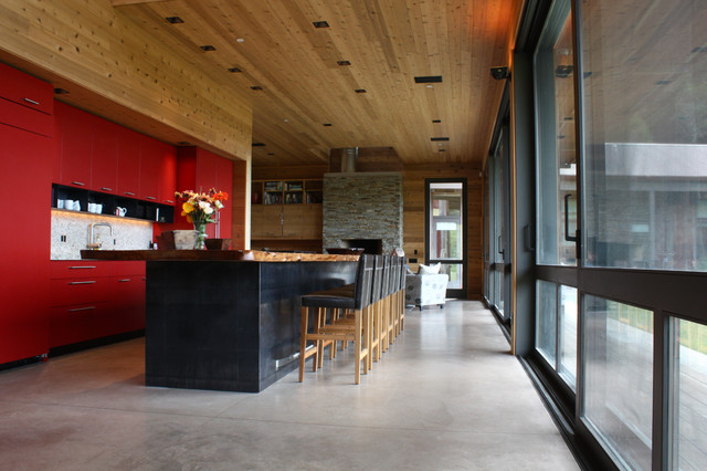 modern Küche rot Wand Holzdecke