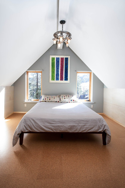 modern Schlafzimmer Kronleuchter Bett Baumwolle weiß Holzboden