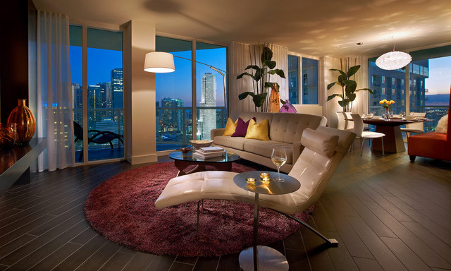 modern Wohnzimmer Couch Beleuchtung Paradiesvogelpflanzen