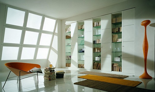 moderne Bücherregale orange Stuhl Vase Teppich