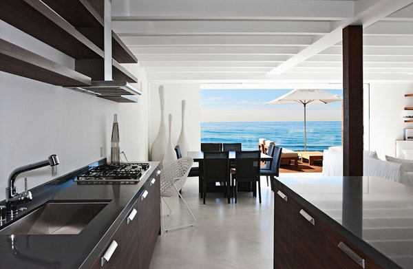 modernes malibu ferienhaus küche arbeitsplatte spüle glatte oberflächen schwarz