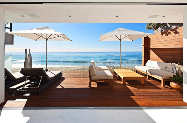 modernes malibu ferienhaus pazifischer ozean terrasse sonnenschirm liegen 