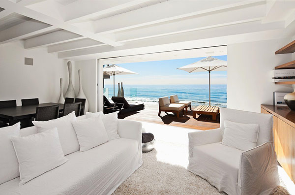 modernes malibu ferienhaus pazifischer ozean terrasse weiß sofa kissen sessel