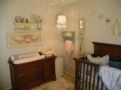 schönes vintage babyzimmer design rosa babybett holz kommode