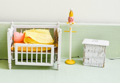 schönes vintage babyzimmer design rosa babybett holz lackiert