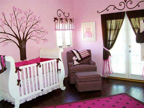 schönes vintage babyzimmer rosa wände teppich punkten braun