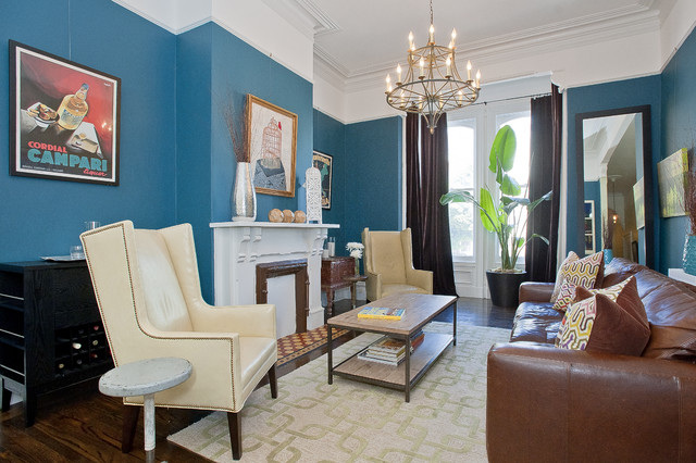 traditionell blau Wand weiß Sofa Kronleuchter Paradiesvogelpflanzen