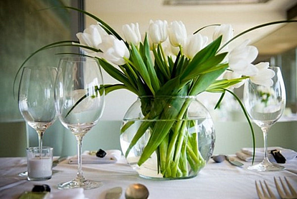 Esstischdekorationsideen weiß Tulpen rund Glas