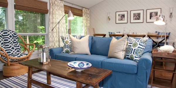 wohnzimmer holz tisch blau couch Möbel im Ferienhaus