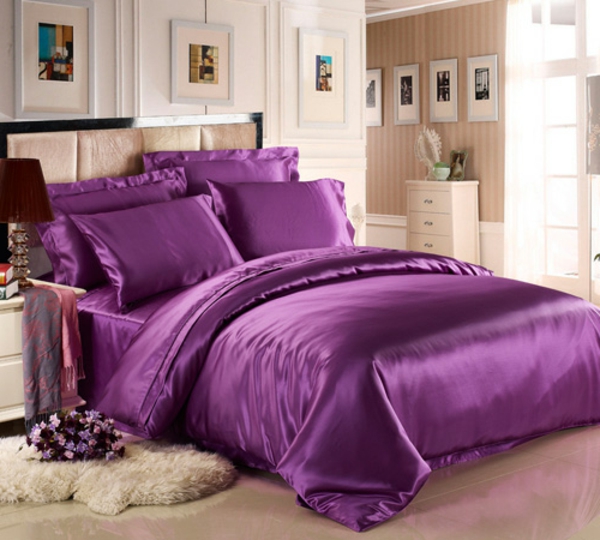 Bettwäsche aus Seide lila pelzteppich nachttisch