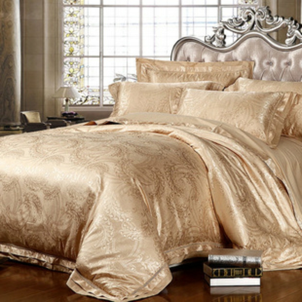 Bettwäsche aus Seide prächtig gemustert golden